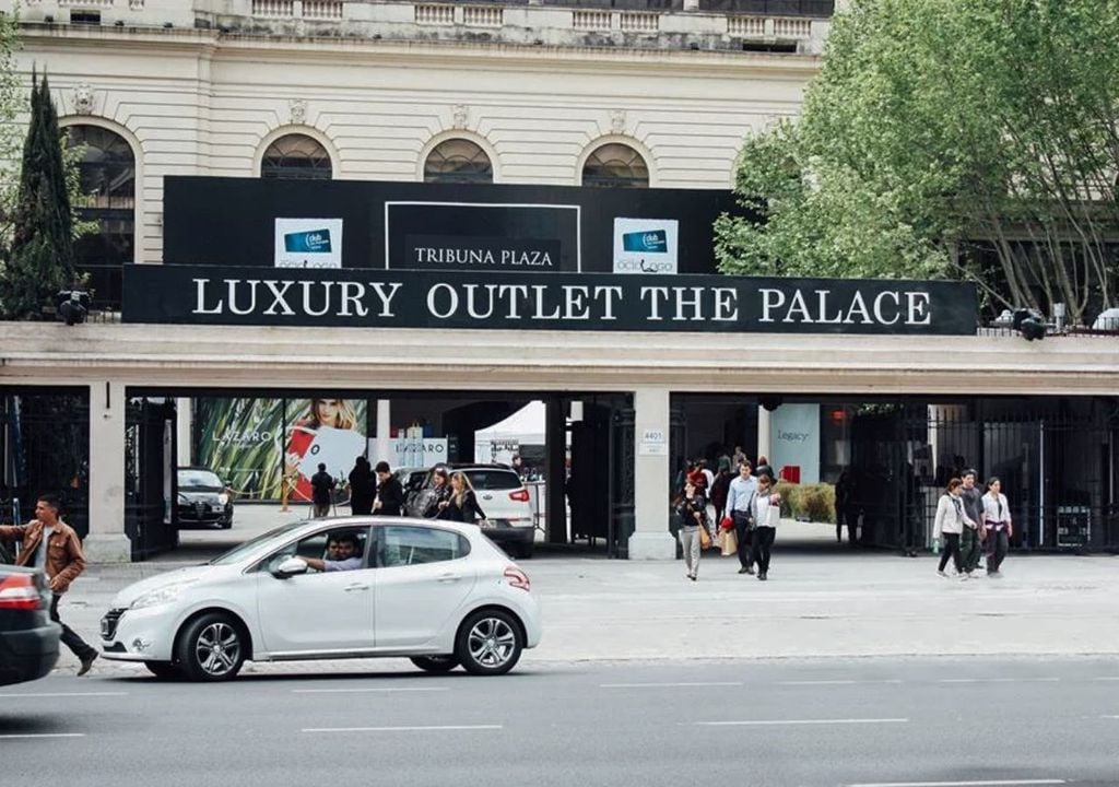 Luxury Outlet en Tribuna Plaza