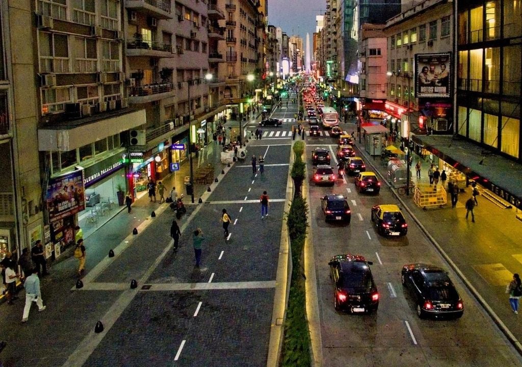 Avenida Corrientes de noche