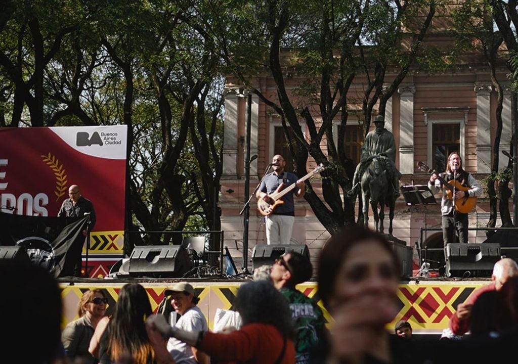 Feria de Mataderos, un clásico de domingo para disfrutar en familia y/o con amigos.