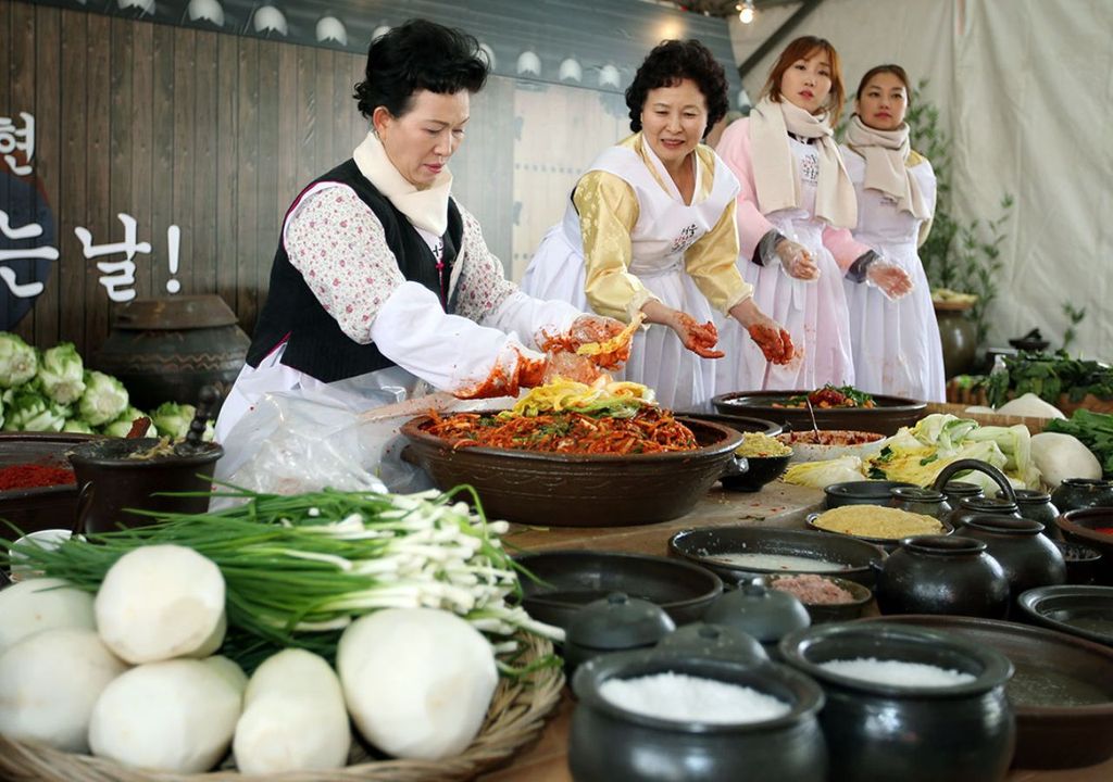 preparación de kimchi