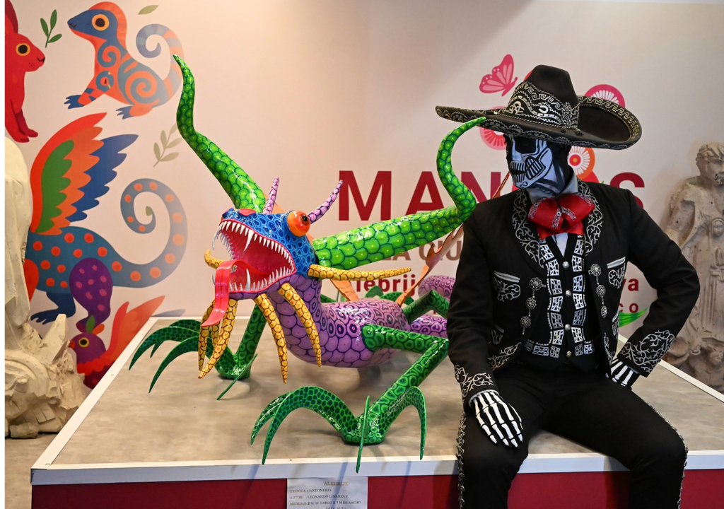 El artista "Soyelcharromexican" con un alebrije en la galería en Punto México. Foto por Secretaria de Turismo de la Ciudad de México.