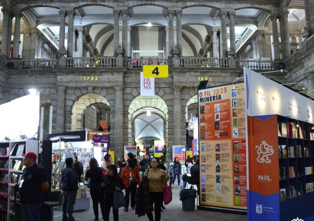 Feria Internacional del Libro en el Palacio de Minería. Imagen tomada de INAH.
