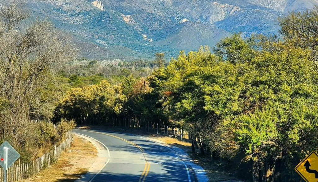 Las Calles, Traslasierra, Córdoba. Los caminos rurales y rutas que zigzaguean entre las sierras se convierten en uno de los principales atractivos de Las Calles. Foto: @sa.tap.ph