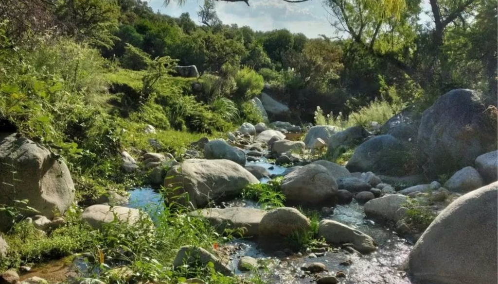 Las Calles, Traslasierra, Córdoba Los balenarios con piedras que marcan el cauce del agua son parte de los impactantes paisajes de Las Calles. Foto: Buda Traslasierra.