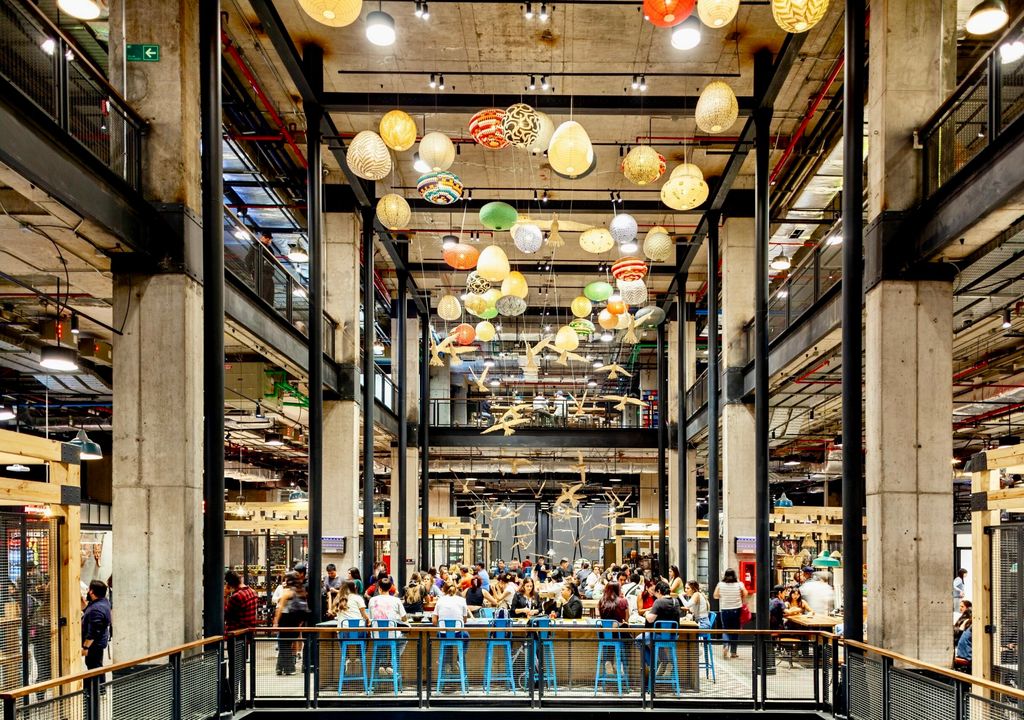 Mercado Urbano Tobalaba, Santiago con lluvia.