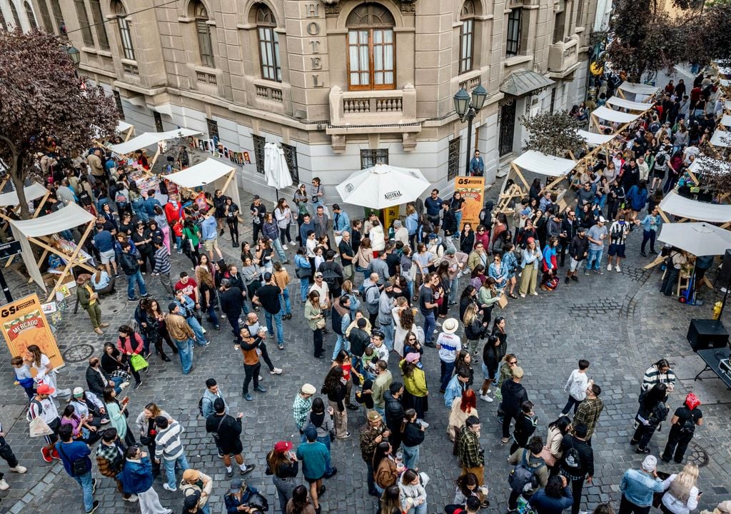 Mercado París-Londres. Una vez por mes se realiza el Mercado París-Londres en el centro de Santiago. Crédito: corporacionrm.cl