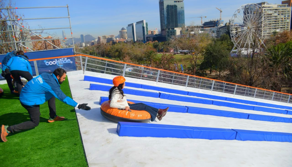 El megatobogán de hielo “Coolslide” es un panorama imperdible para este invierno. Crédito: Municipalidad de Las Condes.
