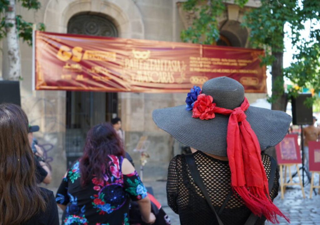 Baile de Fantasía y Máscaras en barrio Concha y Toro de Santiago.