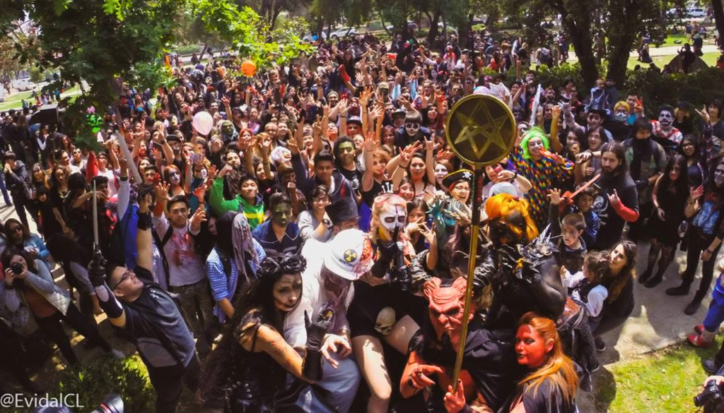 Zombiewalk Retro Santiago 2026. Zombiewalk se ha convertido en un clásico de Santiago previo a Halloween. Crédito: @zombiewalkcl y @EvidalCL.
