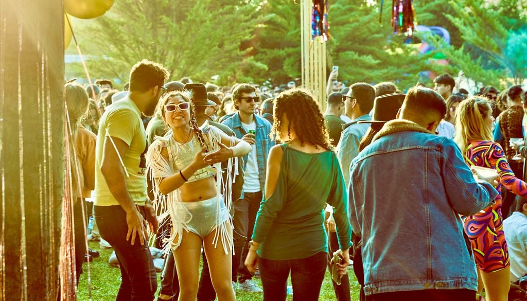 El Parque Ciudad Empresarial se llenará de música electrónica y buena energía este fin de semana. Crédito: Piknic Électronik Santiago.