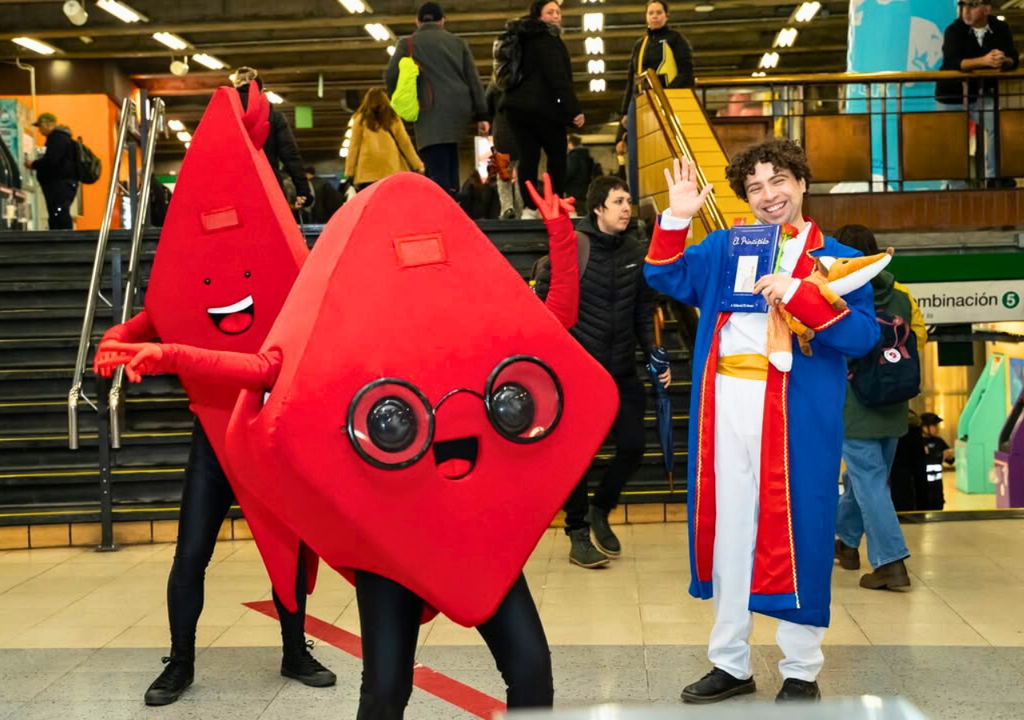 El Principito L'Experience en el metro de Santiago. El Principito L'Experience en el metro de Santiago.
