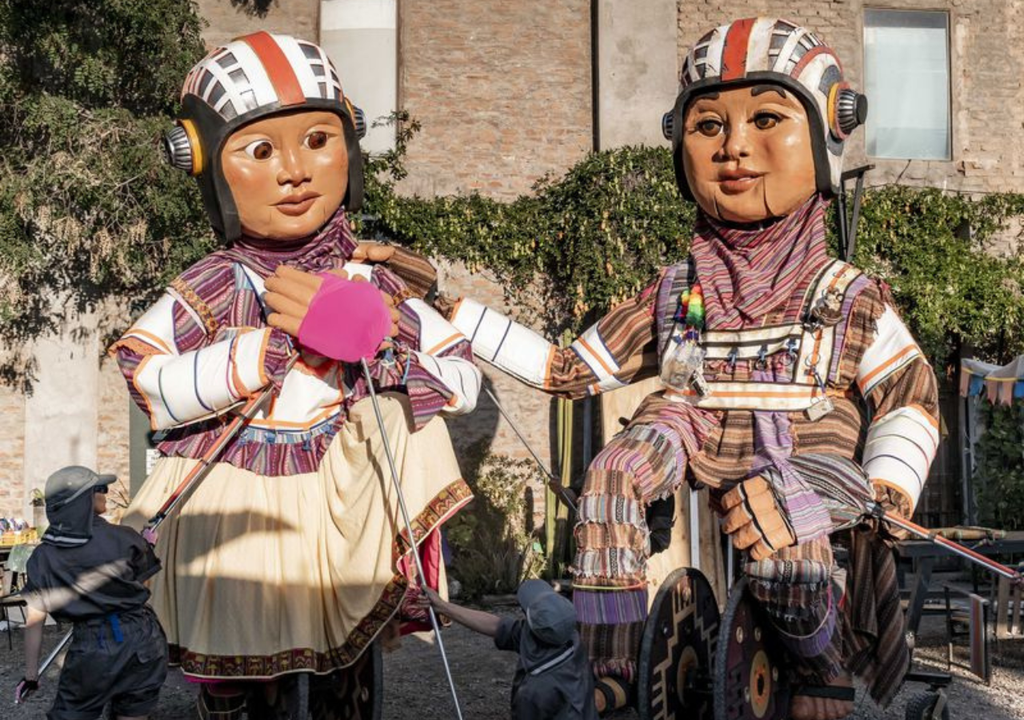 Pasacalles “El gigante y los niños wara wara” del Festival Teatro a Mil. Pasacalles “El gigante y los niños wara wara” del Festival Teatro a Mil.