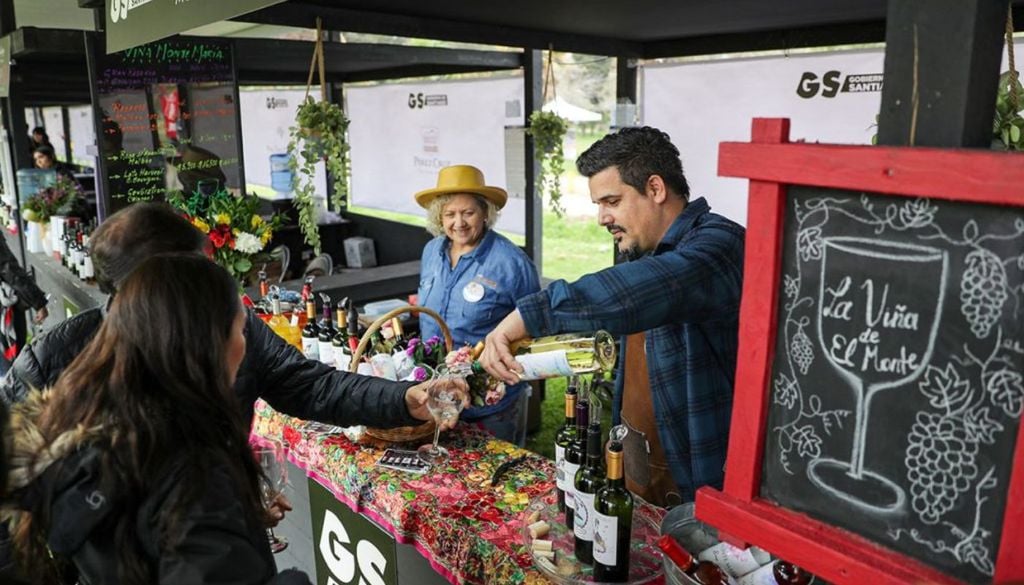 Vendimia del Valle del Maipo Desde este feriado, aprovecha de ir a la cuarta Vendimia del Valle del Maipo para degustar vinos y disfrutar de artistas como Los Tres en el Parque Estadio Nacional.