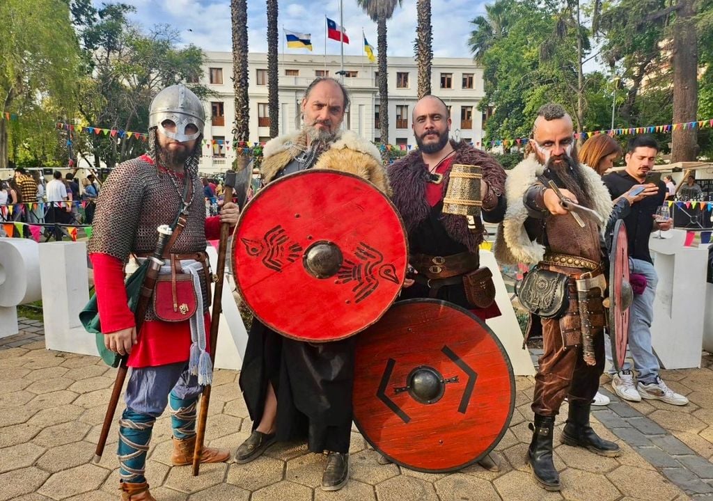 Este fin de semana, la Plaza Ñuñoa se llenará de historia y cultura con la Feria Nocturna Medieval. Crédito: Cámara de Comercio y Turismo de Ñuñoa.