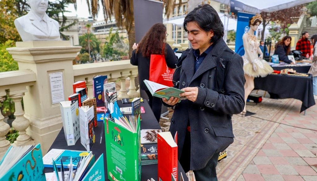 Este fin de semana el Cerro Santa Lucía recibirá a la feria literaria Book Santiago. Crédito: Municipalidad de Santiago.