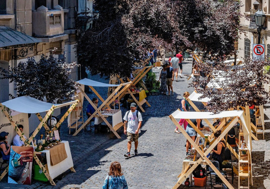Mercado en el barrio París-Londres de Santiago centro.