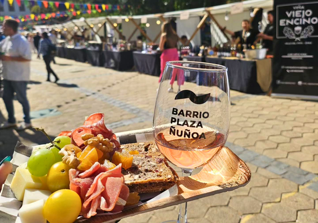 Este fin de semana se realizará la tercera versión de la Santa Vendimia en Ñuñoa. Crédito: @barrioplazanunoa.