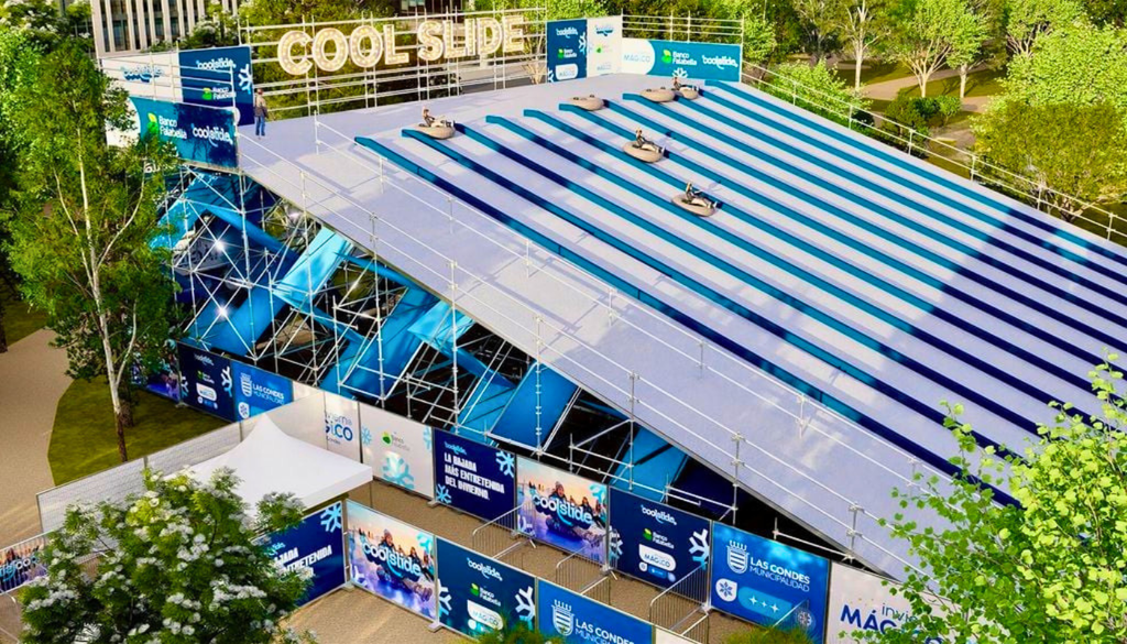 Tobogán de hielo “Coolslide” en Santiago. El tobogán de hielo “Coolslide” se ha instalado por primera vez en el Parque Araucano de Santiago. Crédito: Puntoticket.