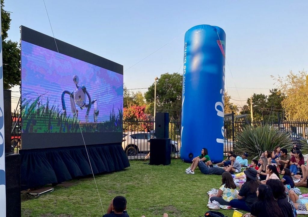 Cine al aire libre en La Reina. En la Reina se harán tres jornadas de cine familiar al aire libre. Crédito: Club Aéreo de Santiago.
