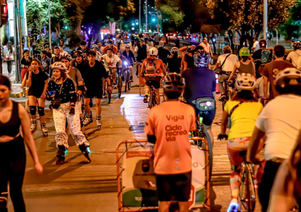 Ciclorecreovía nocturna en Las Condes y Providencia. Ciclorecreovía nocturna en Las Condes y Providencia.