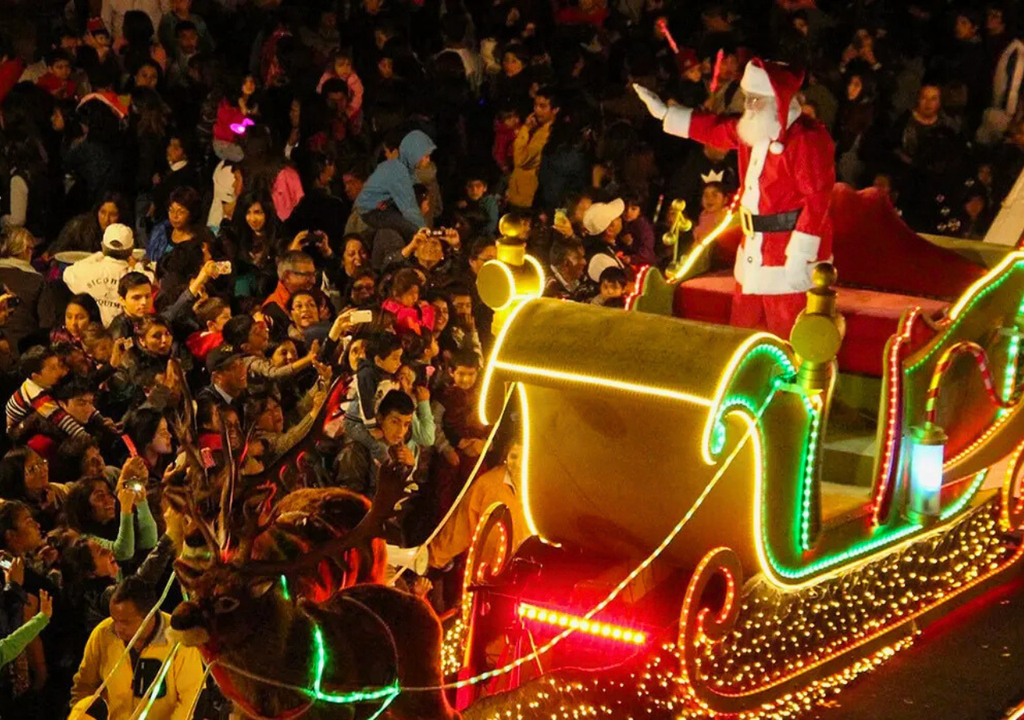 Caravana navideña de Coca-Cola en Santiago. Caravana navideña de Coca-Cola en Santiago.