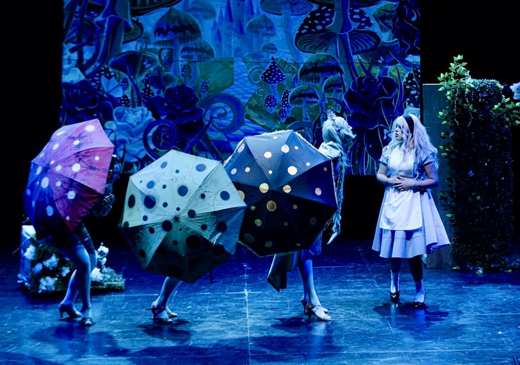 Musical inspirado en “Alicia en el país de las maravillas” en Santiago. Musical inspirado en “Alicia en el país de las maravillas” en Santiago.