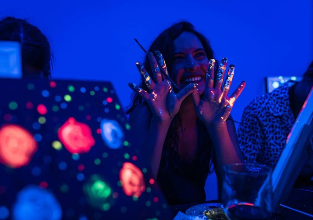 Taller de pintura fluorescente Neon Brush. Taller de pintura fluorescente Neon Brush.