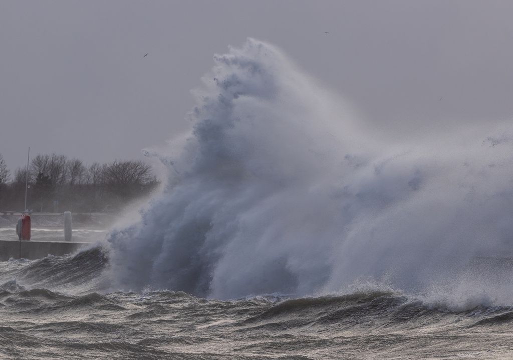 Gran ola alcanzando la costa durante un temporal