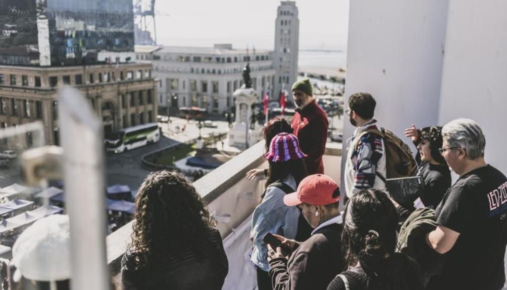 Visita patrimonial al edificio Ex Correos y Telégrafos de Valparaíso, actual Centro de Extensión del Ministerio de las Culturas. El recorrido incluye la historia del inmueble, Plaza Sotomayor y acceso a la azotea con vista privilegiada del puerto. Crédito: diadelpatrimonio.cl
