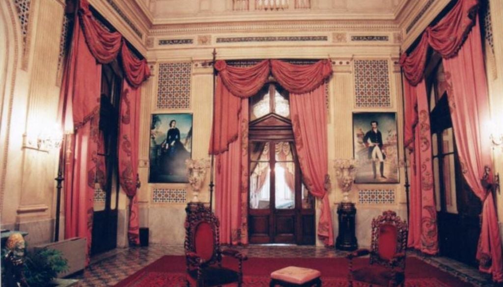 Visita patrimonial por el primer piso del Palacio Cousiño, histórico inmueble de Santiago ligado a la época de Isidora Goyenechea. El recorrido se realizará en grupos de 35 personas y no permite fotografías ni ingreso con alimentos o bolsos grandes. Crédito: Museo Palacio Cousiño.