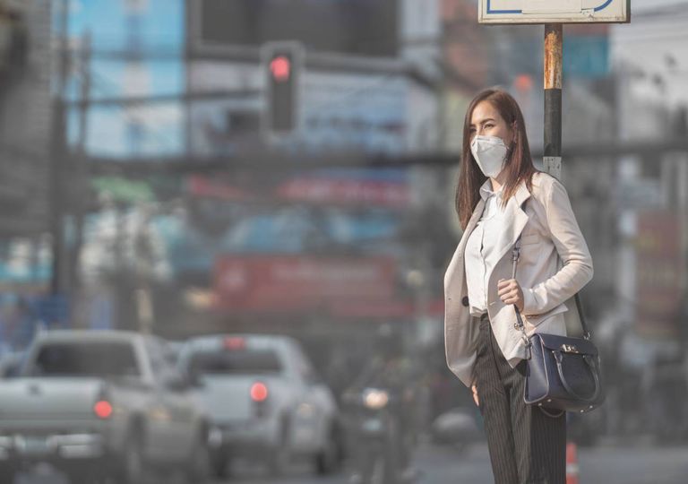 Mulher trânsito poluição cidade Mulher trânsito poluição cidade