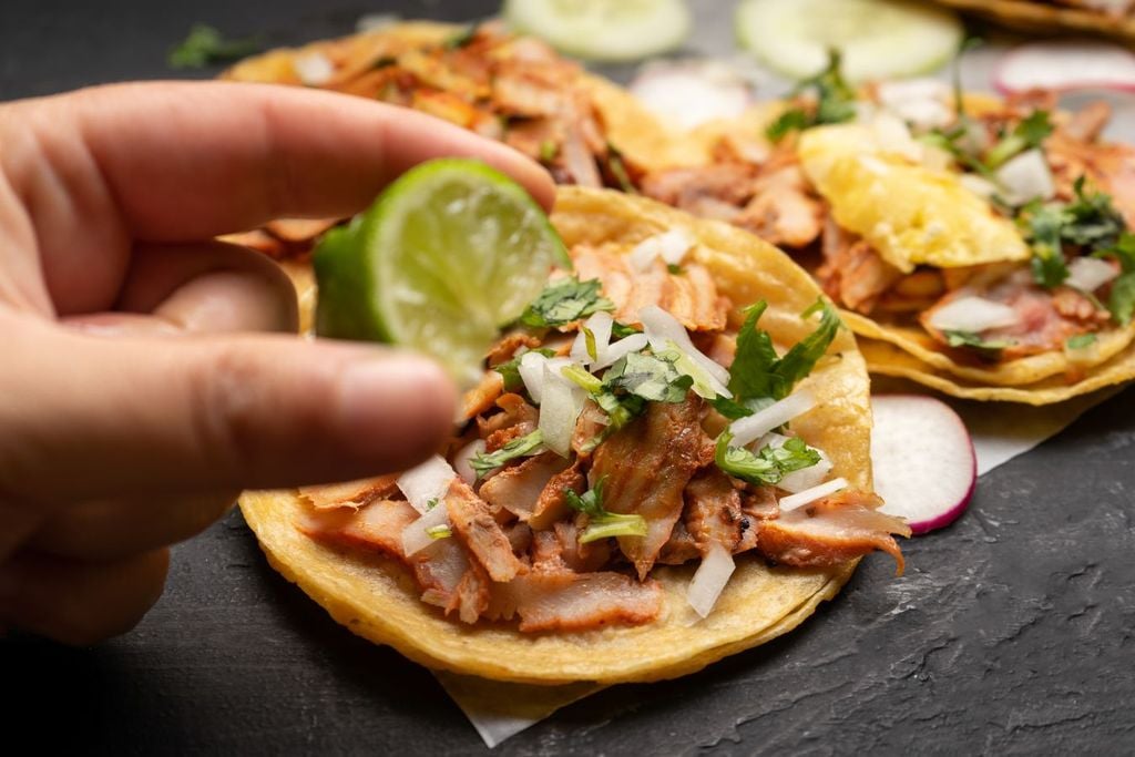 A los tacos al pastor hay que agregarles, limón, salsa de guacamole, salsa picosa y claro que piña. A los tacos al pastor hay que agregarles, limón, salsa de guacamole, salsa picosa y claro que piña.