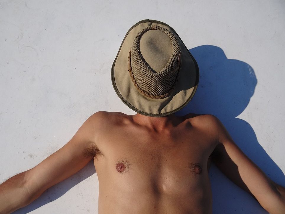Aunque sudar pueda resultarnos desagradable, es necesario para regular la temperatura corporal y protegernos del calor. Aunque sudar pueda resultarnos desagradable, es necesario para regular la temperatura corporal y protegernos del calor.