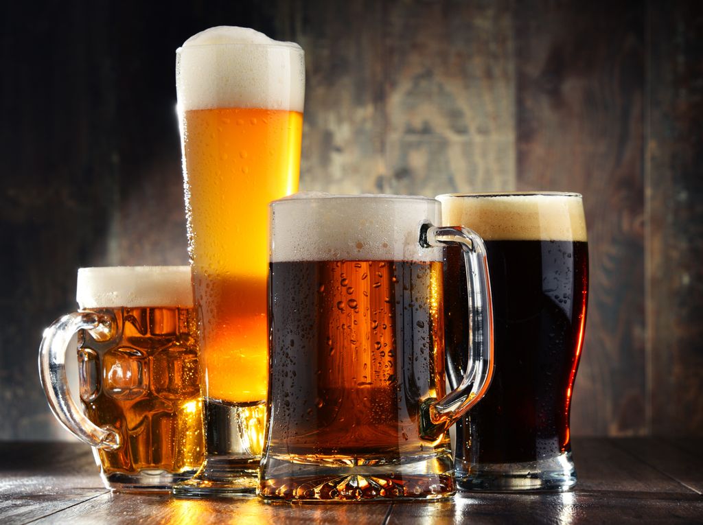 La cerveza es una bebida alcohólica que se realiza con granos de cebada, las hay claras y oscuras La cerveza es una bebida alcohólica que se realiza con granos de cebada, las hay claras y oscuras