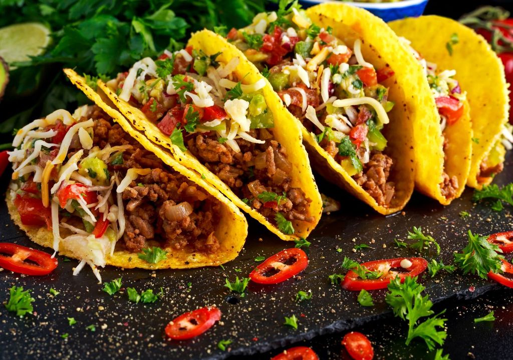 La birria se puede servir en tacos, quesabirrias o acompañado de su caldo.