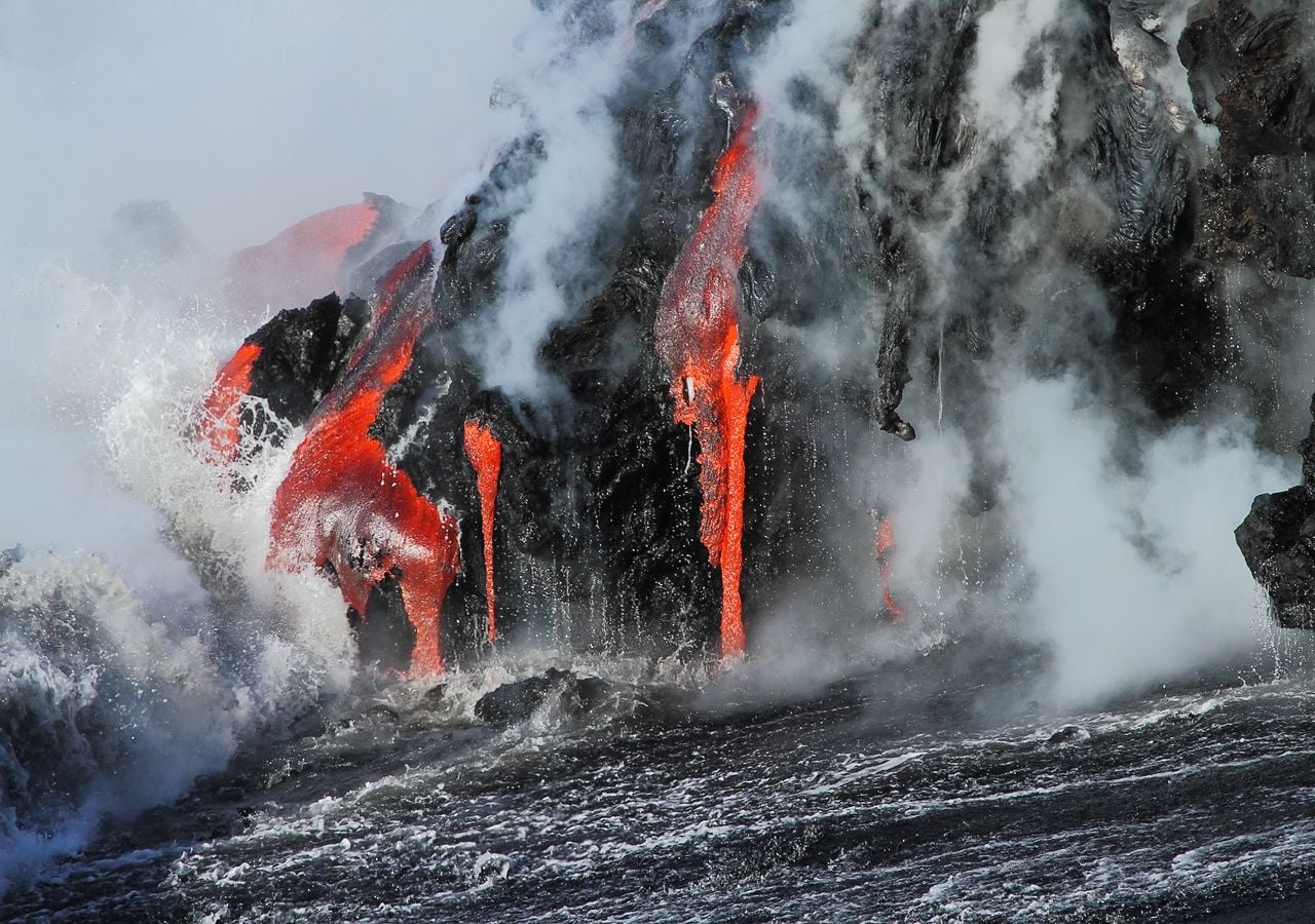 El magma alcanza temperaturas superiores a los 1.500 ºC: esto es lo que pasa cuando entra en contacto con un cuerpo de agua.