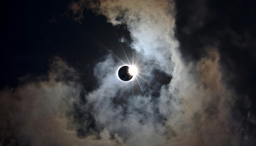 &iquest;Qu&eacute; pasa en la atm&oacute;sfera durante un eclipse? Desplome de temperaturas, vientos extra&ntilde;os y nubes que desaparecen