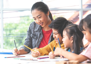 ¿Qué pasaría si los niños aprendieran a escribir antes de trazar letras? Científicos proponen un nuevo método