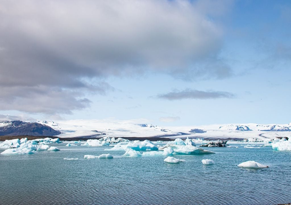 hielos flotando sobre el agua en Islandia