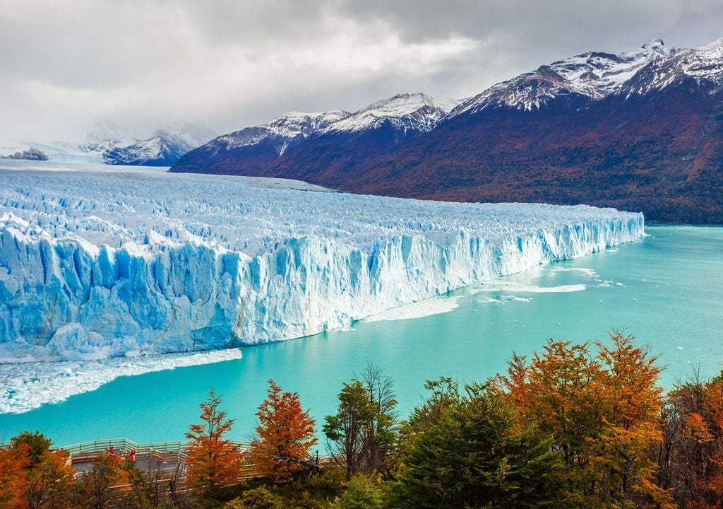 La fonte des glaciers, la glace sur les continents, est finalement ce qui crée l'apport d'eau pour la montée du niveau de la mer.