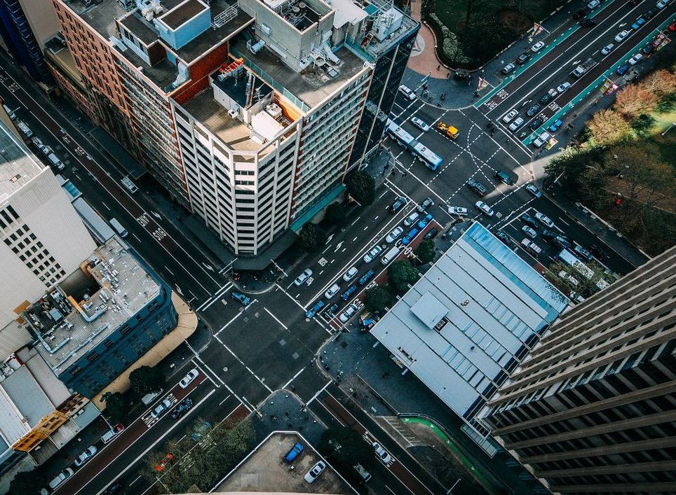 Vista aérea del cruce de una ciudad Vista aérea del cruce de una ciudad