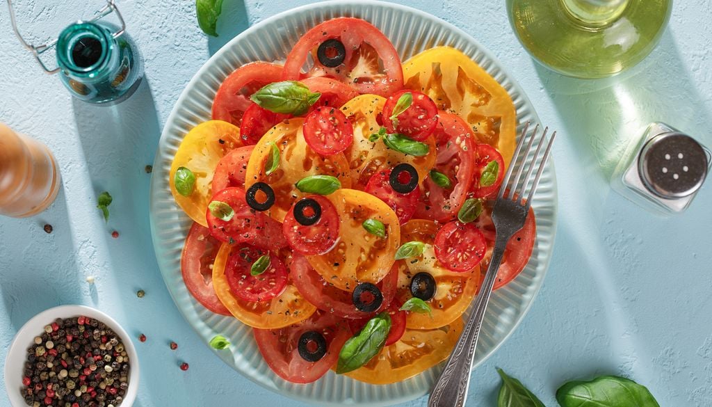 Carpaccio Tomate Olive Basilic Poivre recette assiette cuisine été chaleur salade Ici, un carpaccio de tomates, olives et basilic !