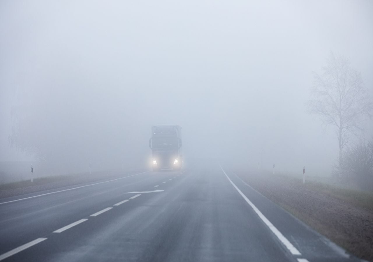Las nieblas son peligrosas para la conducción y la aviación cuando la visibilidad se reduce a menos de 200 o 300 metros.