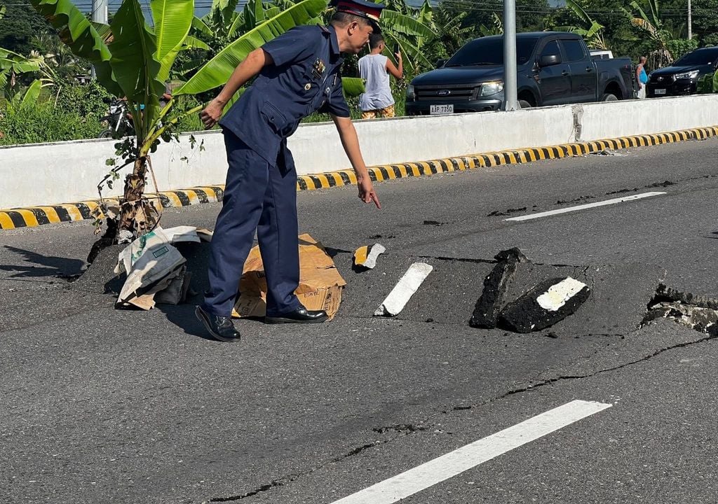 grietas Las enormes grietas en caminos y rutas aparecieron tras el terremoto de magnitud 7,8 que sacudió Mindanao. Gentileza: @@ULTIMAHORAENX