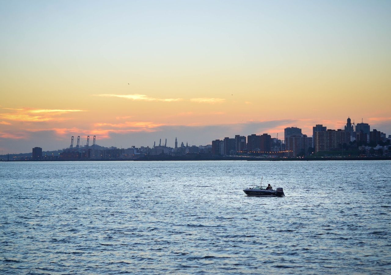 Atardecer en el Río de la Plata, con vista a la Ciudad de Buenos Aires, Argentina.