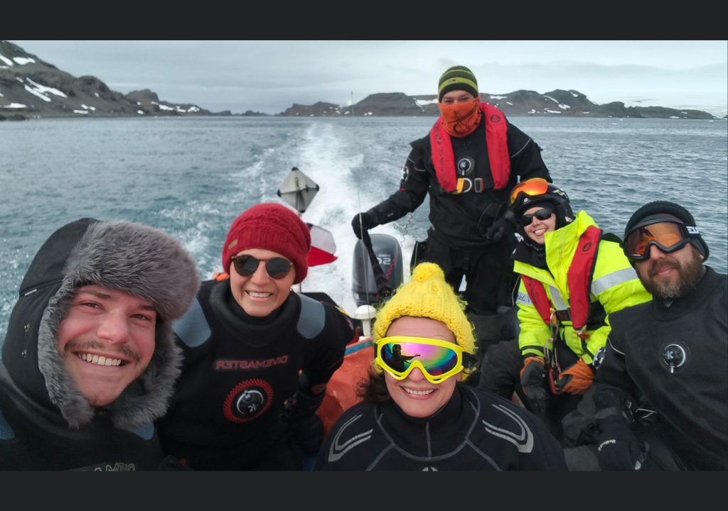 La investigadora Paulina Bahamonde (al centro) en terreno. Imagen: Paulina Bahamonde.