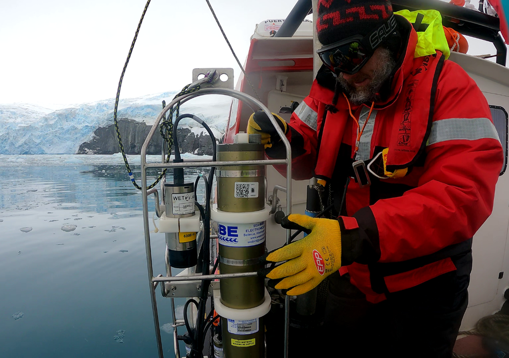 Juan Höfer es uno de los investigadores que se encuentran en la Antártica haciendo diversos monitoreos. Imagen: Juan Höfer.