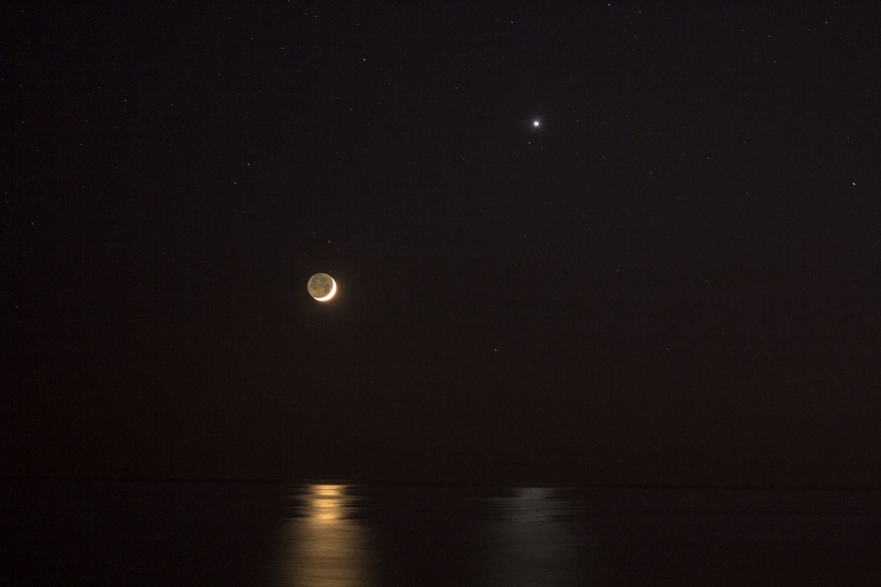Reflejos de Venus y la Luna. Crédito y derechos de autor: NASA/APOD & Filippo Curti (Sanderphil Urban Observatory)