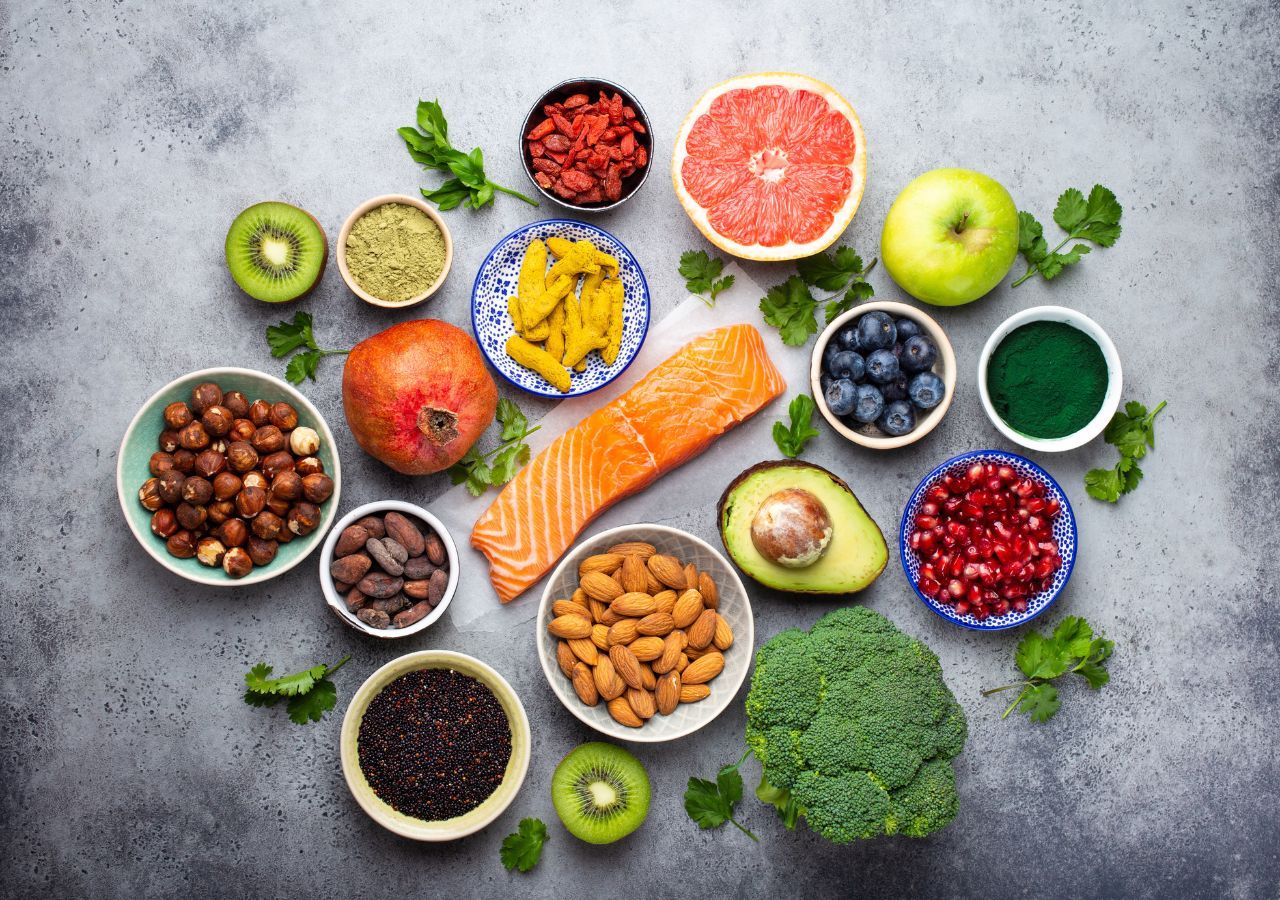 Los superalimentos son aquellos alimentos que, debido a su alta densidad de nutrientes, ofrecen beneficios significativos para la salud.