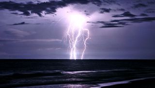 Qué son y cuándo se forman los rarísimos súper rayos